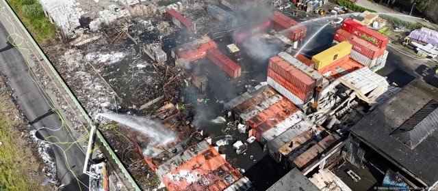 В порту Гамбурга вспыхнул мощный пожар на складе, слышны взрывы боеприпасов.