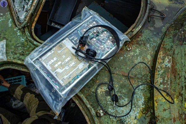 Заброшенные в лесу БТР-ы связистов с дорогими платами внутри