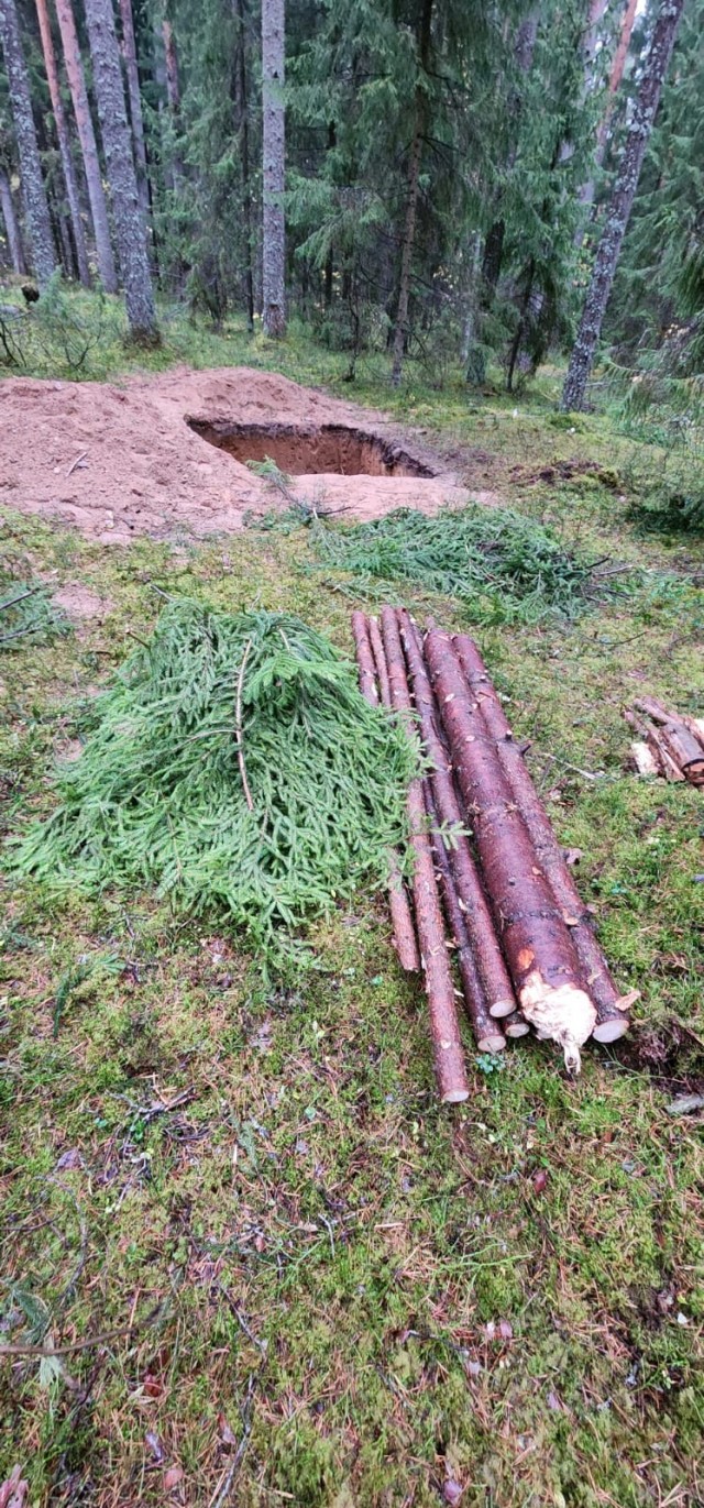 Есть идеи, кому могло приспичить делать такой схрон?