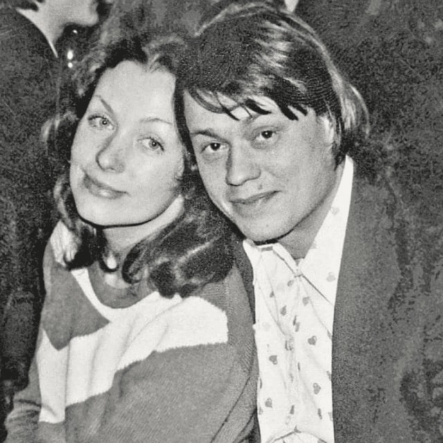 «Умчала в Дубай, крутит с миллионерами, покрасила волосы в розовый цвет» как в свои 77 лет живет «веселая вдова» Караченцева