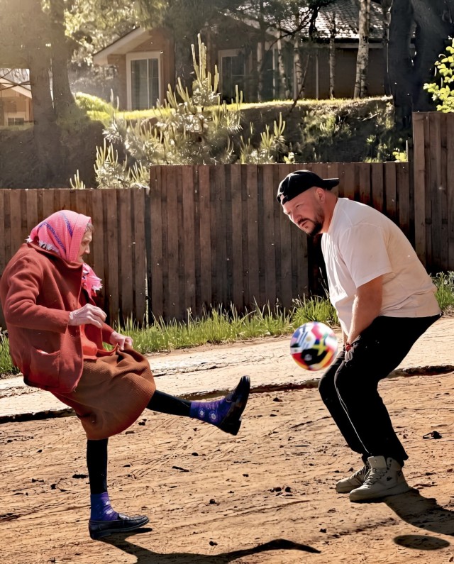 Сел на пенёк - но косарь вроде не должен...