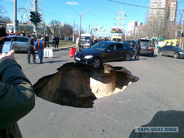 Неизвестное огромное существо жрёт дороги Самары