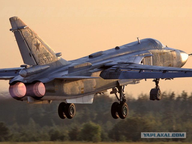 Су-24 разрушился при взлете с авиабазы ВКС РФ в Сирии