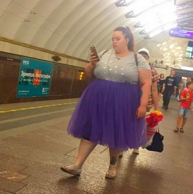 девушка забыла одеться. конкурс коротких юбок. дизайнерские юбки. тесная одежда. конкурс на самую короткую юбку.