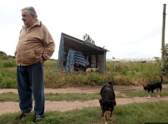 "Самый бедный в мире бывший президент" отказался еще и от пенсии