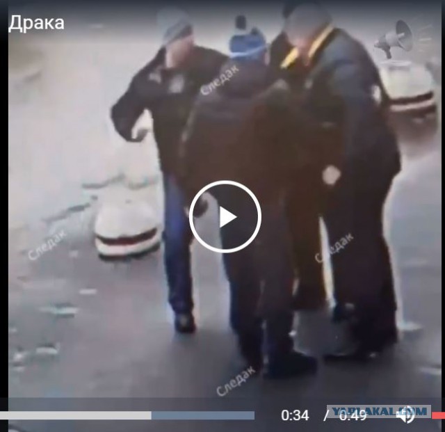 Камеры наблюдения сняли драку между двумя болельщиками после хоккейного матча в Сергиевом Посаде