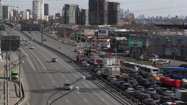 Это все специально сделано, чтобы больше заразилось? Дикие пробки на дорогах и давка в метро в Москве. Фото-видеоподборка