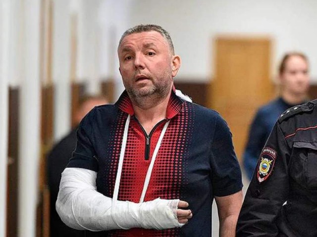 Захарченко курит в сторонке
