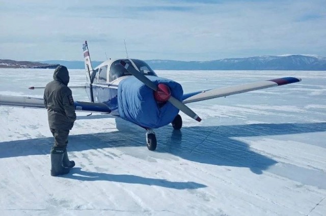 Самолёт из Новосибирска незаконно приземлился на лёд Байкала — пассажиры очень хотели попасть в ресторан.