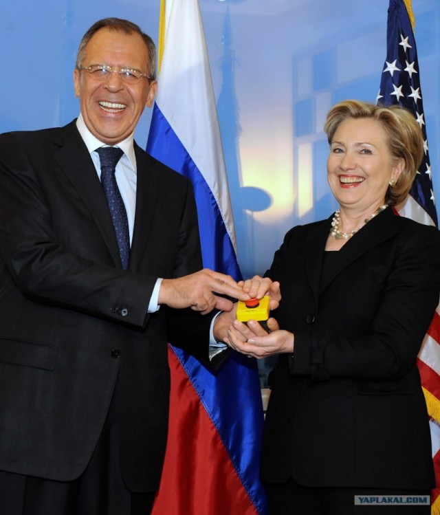 Клинтон подарила Лаврову не ту красную кнопку