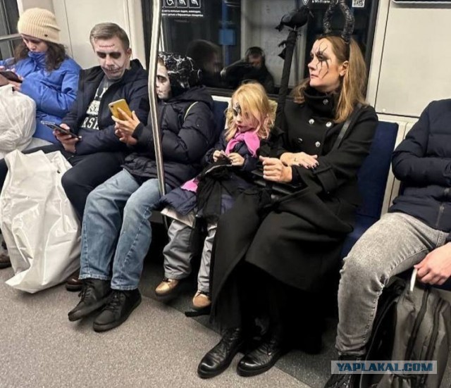 Москвичи отмечают хэллоуин всей семьей