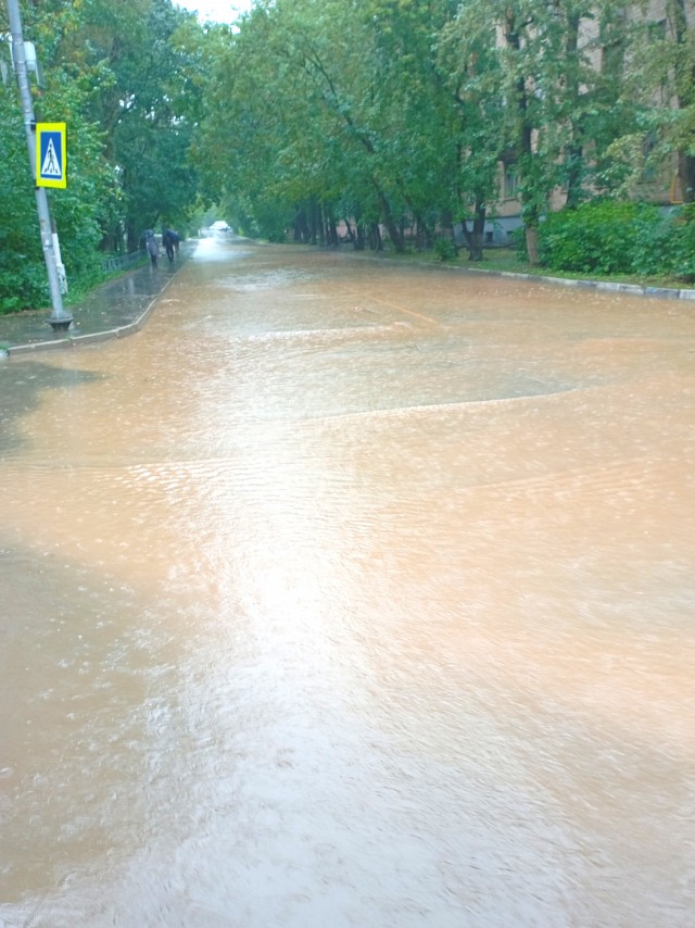 Вода поднялась уже почти до потолка в переходе на станции «Павшино» в Подмосковье