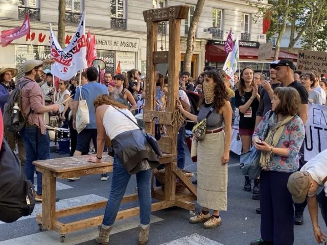 Во Франции протестующие проникли на территорию Минфина