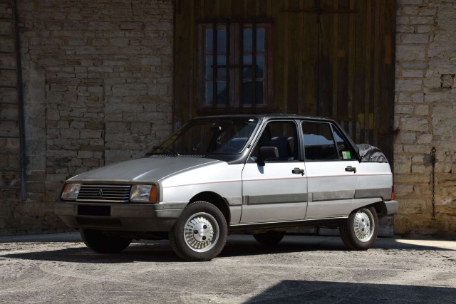 Найденный в гараже Renault 5 1982 года выпуска продан за рекордную цену: на одометре было всего 12 километров