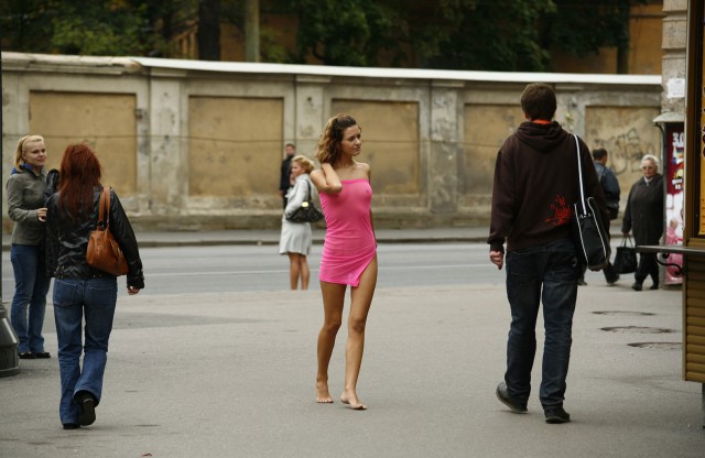 yubku-russkoy-snyal-na-ulitse-ofigennuyu-krasotku-vip