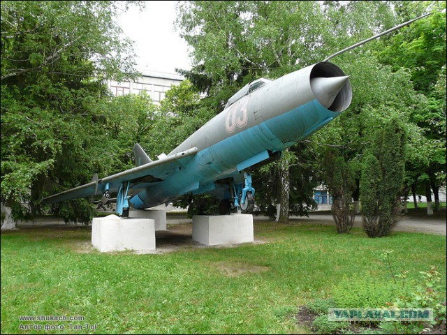 Самолет во дворе