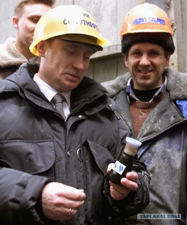 Из недр Марса начала рваться наружу черная жидкость: ученые не могут объяснить природный феномен