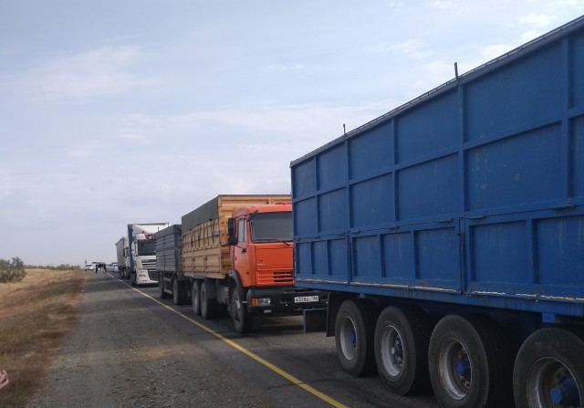 На наплыве россиян наладили бизнес таксисты и посредники в Казахстане