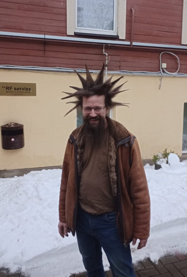 В Краснодаре мужчина набросился на девушку с ирокезом из-за того, что его напугал ее вид