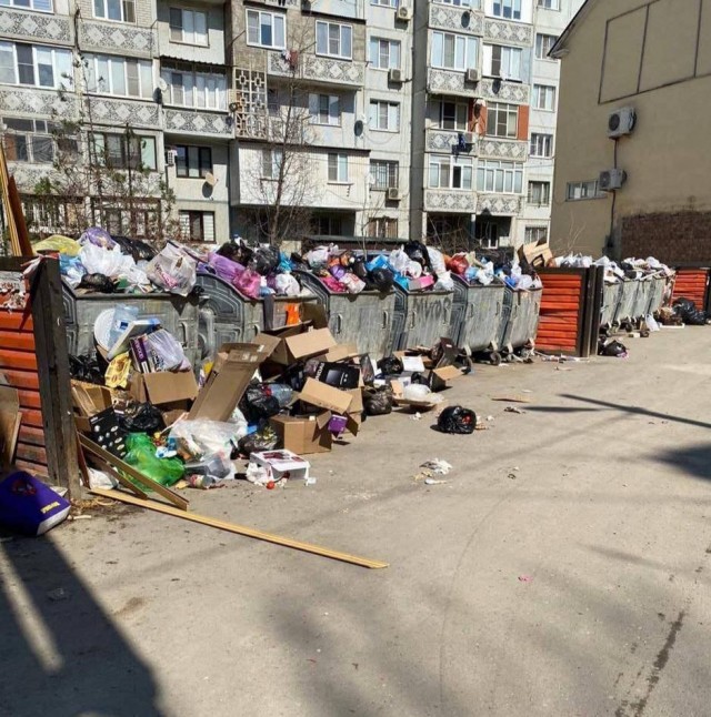 В Махачкале жители жалуются на «горы мусора» на улицах.
