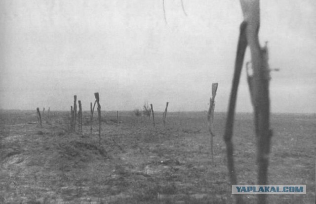 Российские солдаты фотографируются на фоне въезда в Суджу