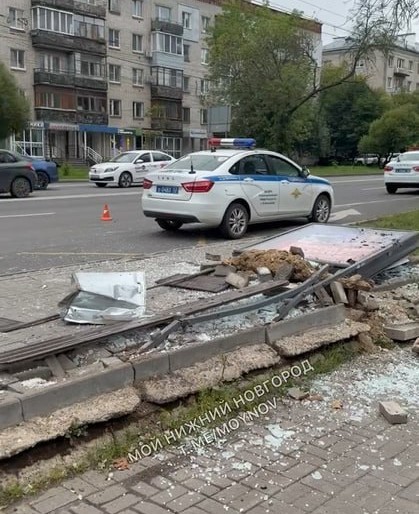 Автобус снёс остановку  в Нижнем Новгороде