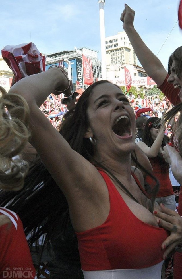 Знойная болельщица снова горячо болеет