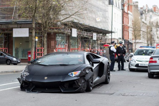 В центре Москвы Lamborghini врезалась в ЦУМ