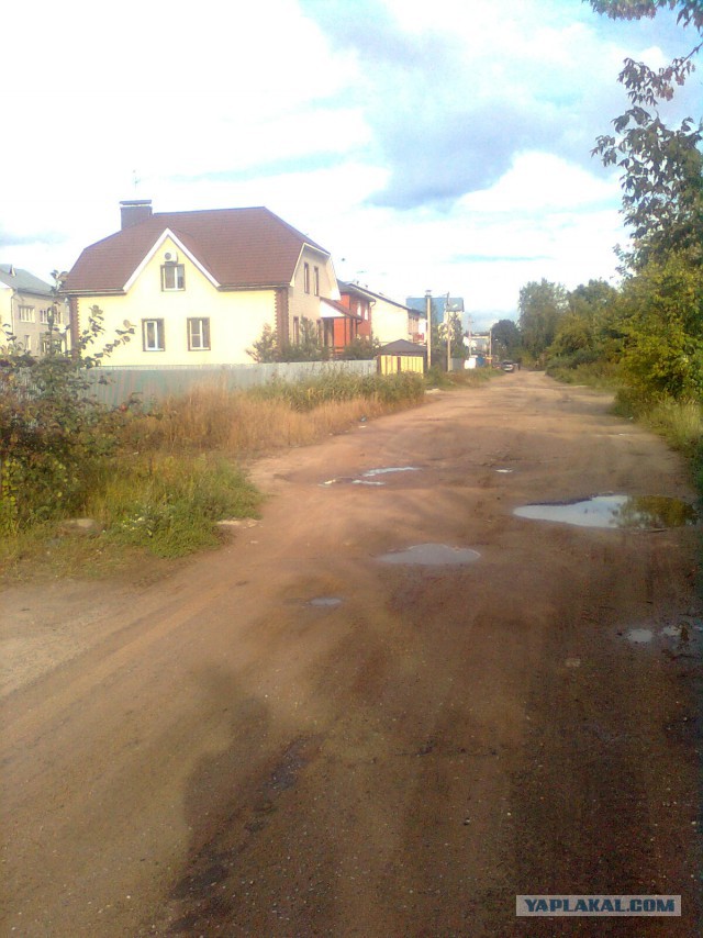Обвёл краской ямки на дороги