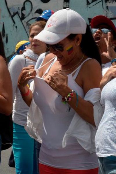Как протестуют жительницы Венесуэлы.