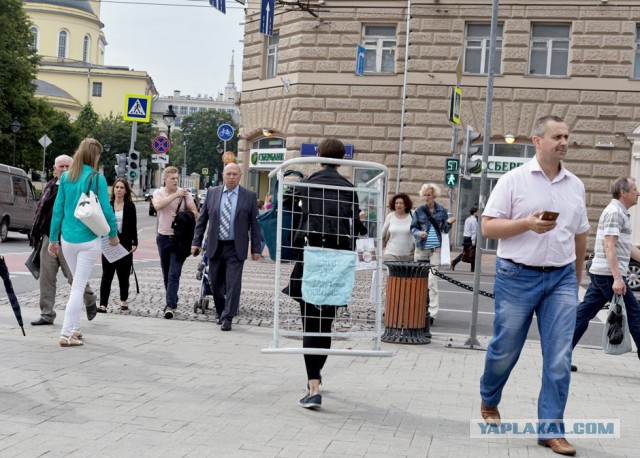 Новый перфоманс: Художницу задержали возле Кремля за пребывание «в общественном месте в виртуальной реальности»
