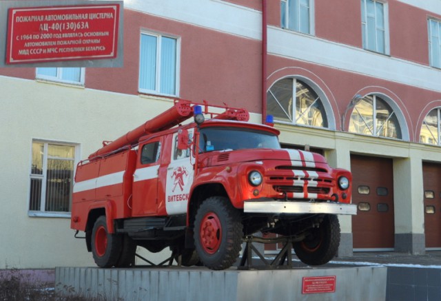 Автомобили на постаменте