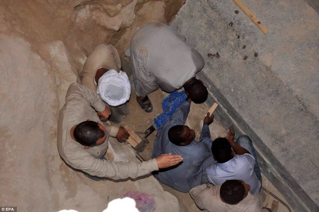 Археологи вскрыли зловещий черный саркофаг
