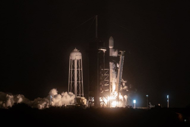 Ракета SpaceX стартовала на орбиту с новой группой интернет-спутников
