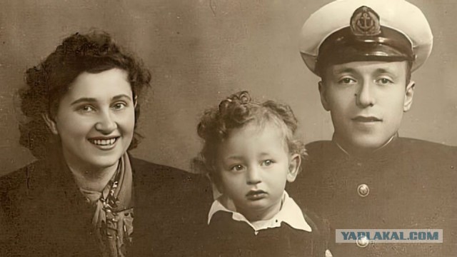 17 олдскульных фотографий мам и пап, показывающих, что в своё время они были ого-го