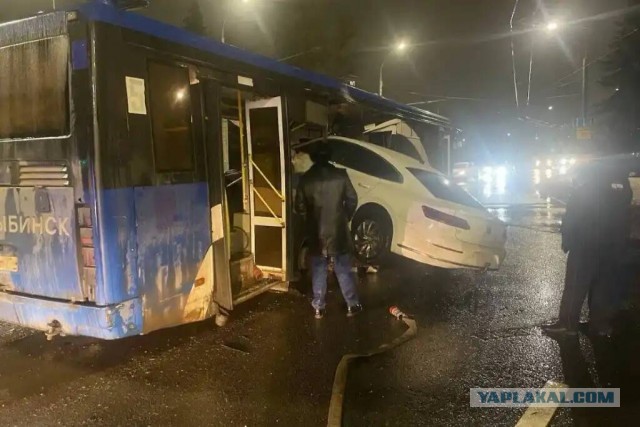 Легковушка влетела в салон пассажирского автобуса