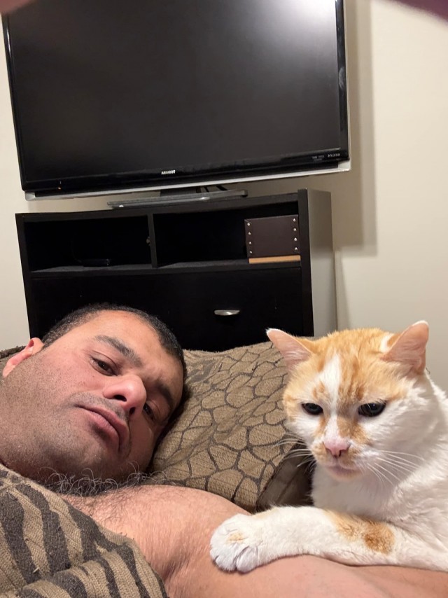 Старенький котик очень любит маленькую девочку