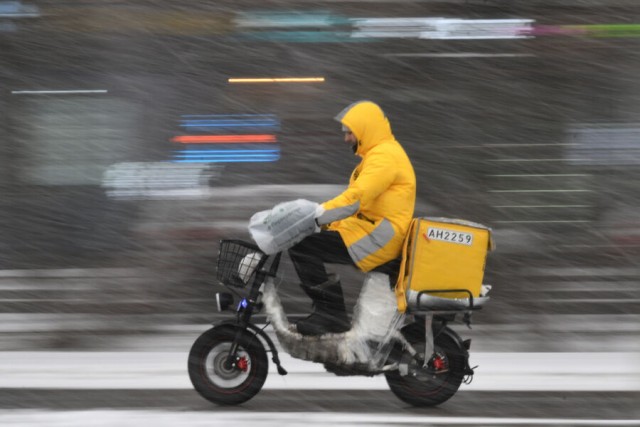 В Петербурге курьер-мигрант украл велосипед, чтобы отработать смену и сдаться