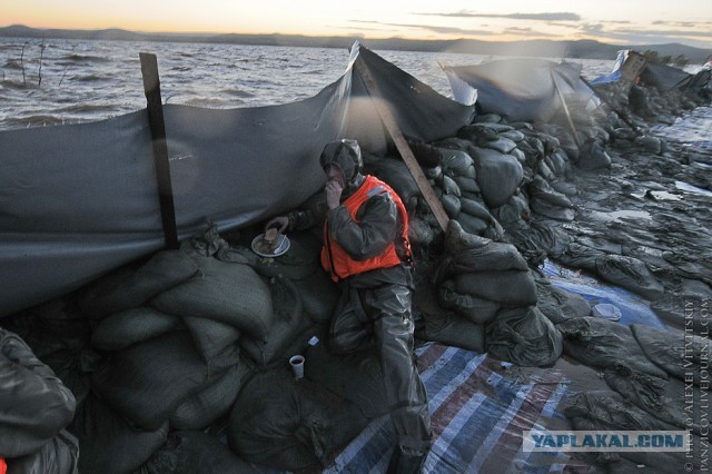 Всё, вода уходит! А вместе с нею печаль, разруха..