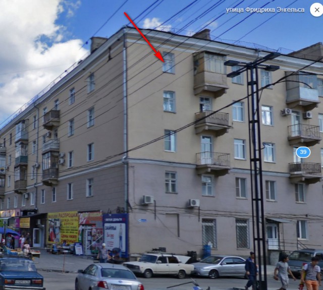 Женщина перерезала веревку промышленному альпинисту.