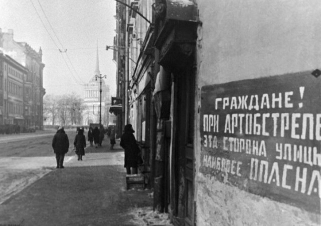 Вандалы второй раз за неделю закрасили краской блокадную надпись на Невском проспекте в Петербурге