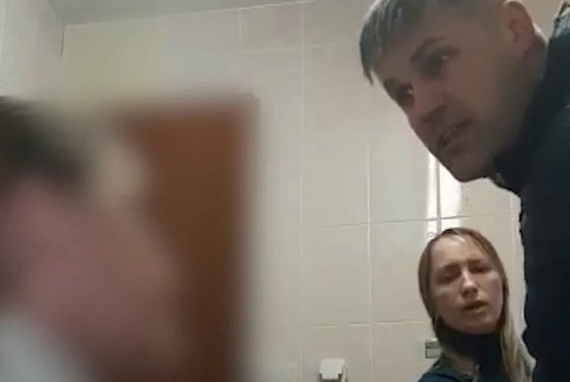 "Зачем тебе коса, ты что гей?". Муж пациентки набросился на врача-инфекциониста из-за поставленного диагноза