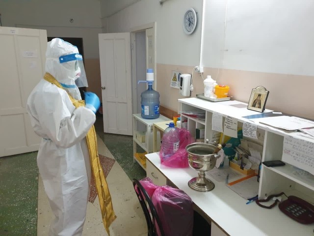 В Алтайском крае батюшка окропил святой водой ковидный госпиталь и его пациентов