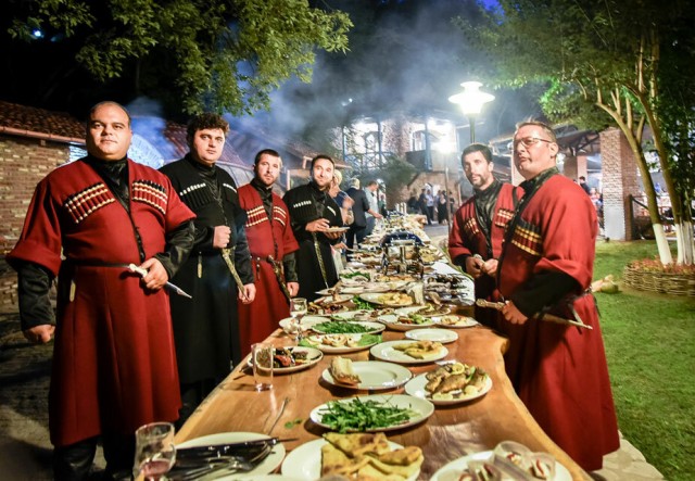 Байден вылетает в Джорджию. Пока он поднимался по трапу на "борту номер 1", споткнулся несколько раз и даже упал