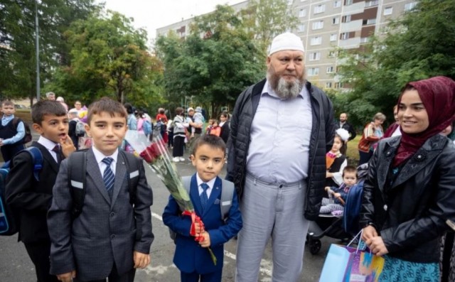 «Я не понимаю по-русски». Как мамы в хиджабах ведут детей в самую многонациональную школу в Екатеринбурге