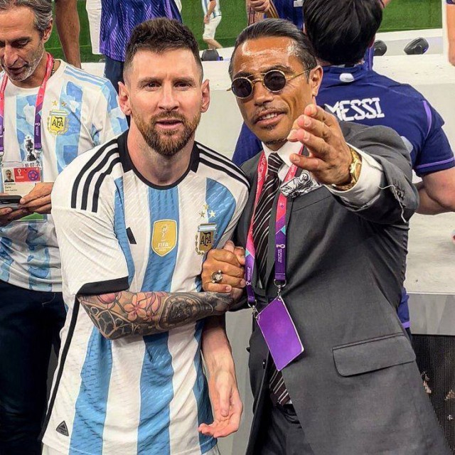 ФИФА начало расследование каким образом повар по прозвищу Salt Bae попал на поле после финала и получил доступ к кубку