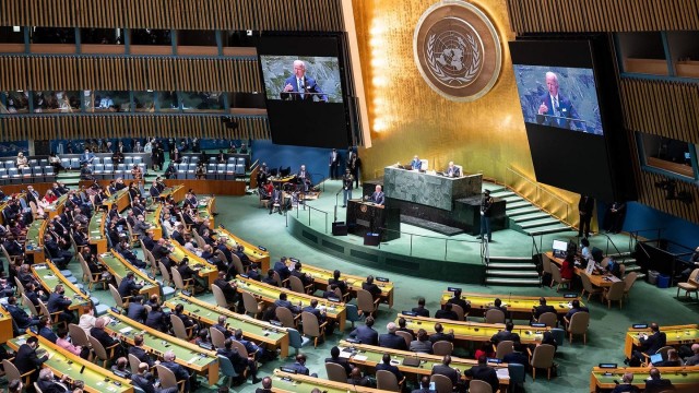 Посол Израиля в ООН во время Генеральной Ассамблеи отправил Устав ООН в шредер