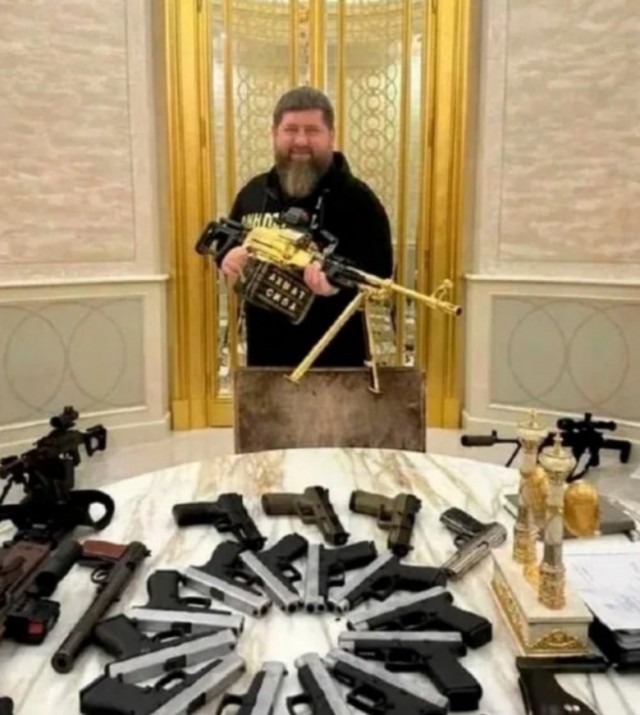 Батюшка снимает солдат в Чечне⁠⁠.