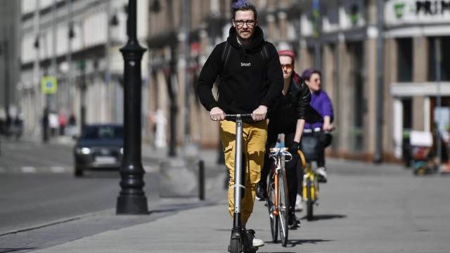 В России резко выросли штрафы за неправильную езду на электросамокате