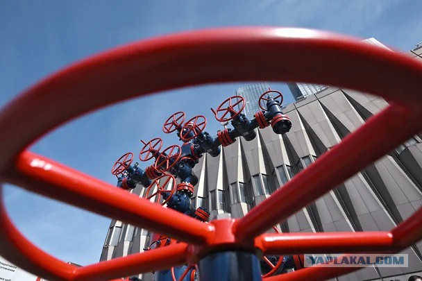 Прокачка нефти на НПЗ в 2025 году упала до минимума с 2010 года